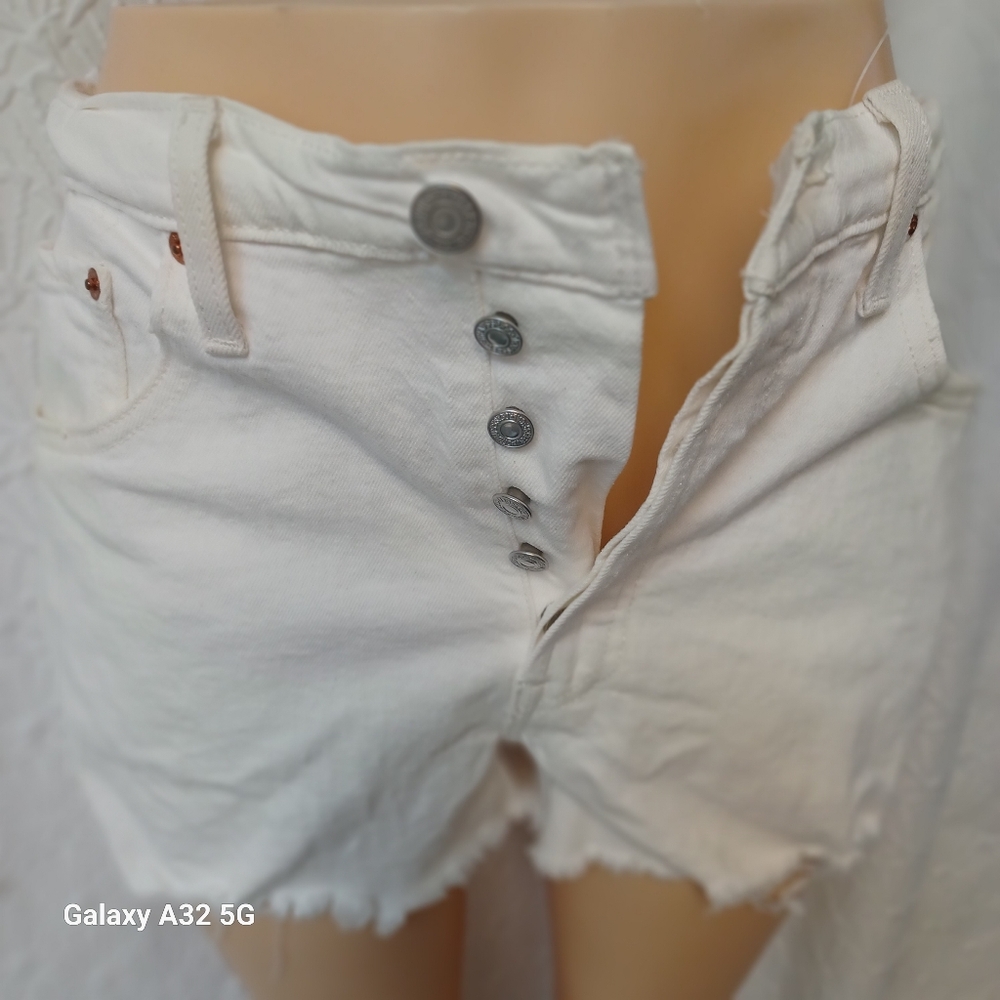Levi's White Jean Shorts for Women Size W31 - Picture 3 of 14